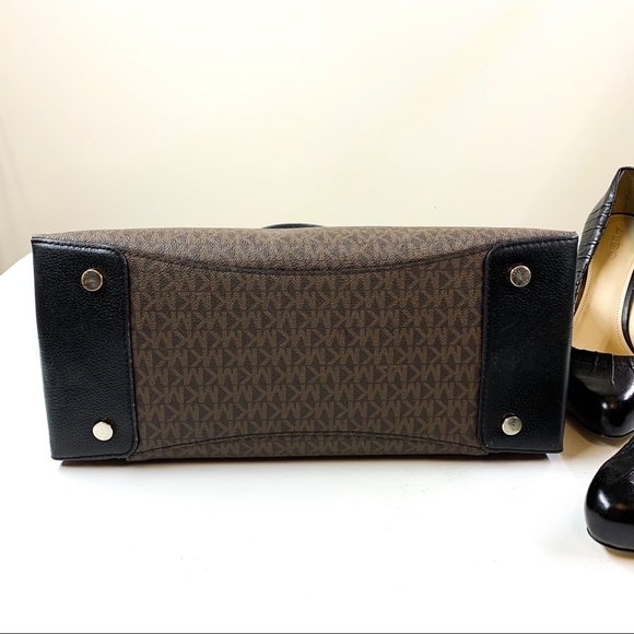 Michael Kors Mercer Signature Extra Large Pocket - Picture 8 of 16